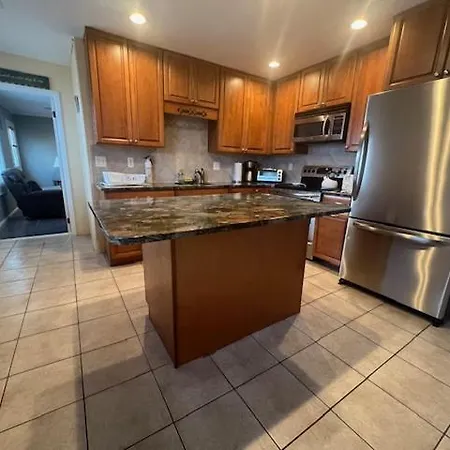 1Br Condo One Block From Sea-Balcony